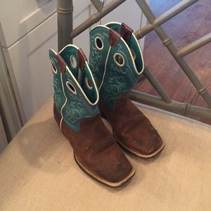 Gorgeous Girls Ariat boots, worn, good condition!